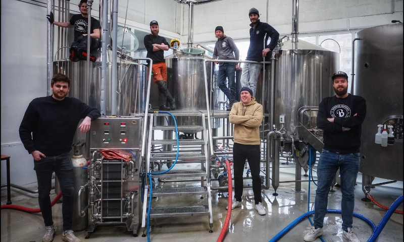 Veel mannen in de Baxbier brouwerij in Groningen